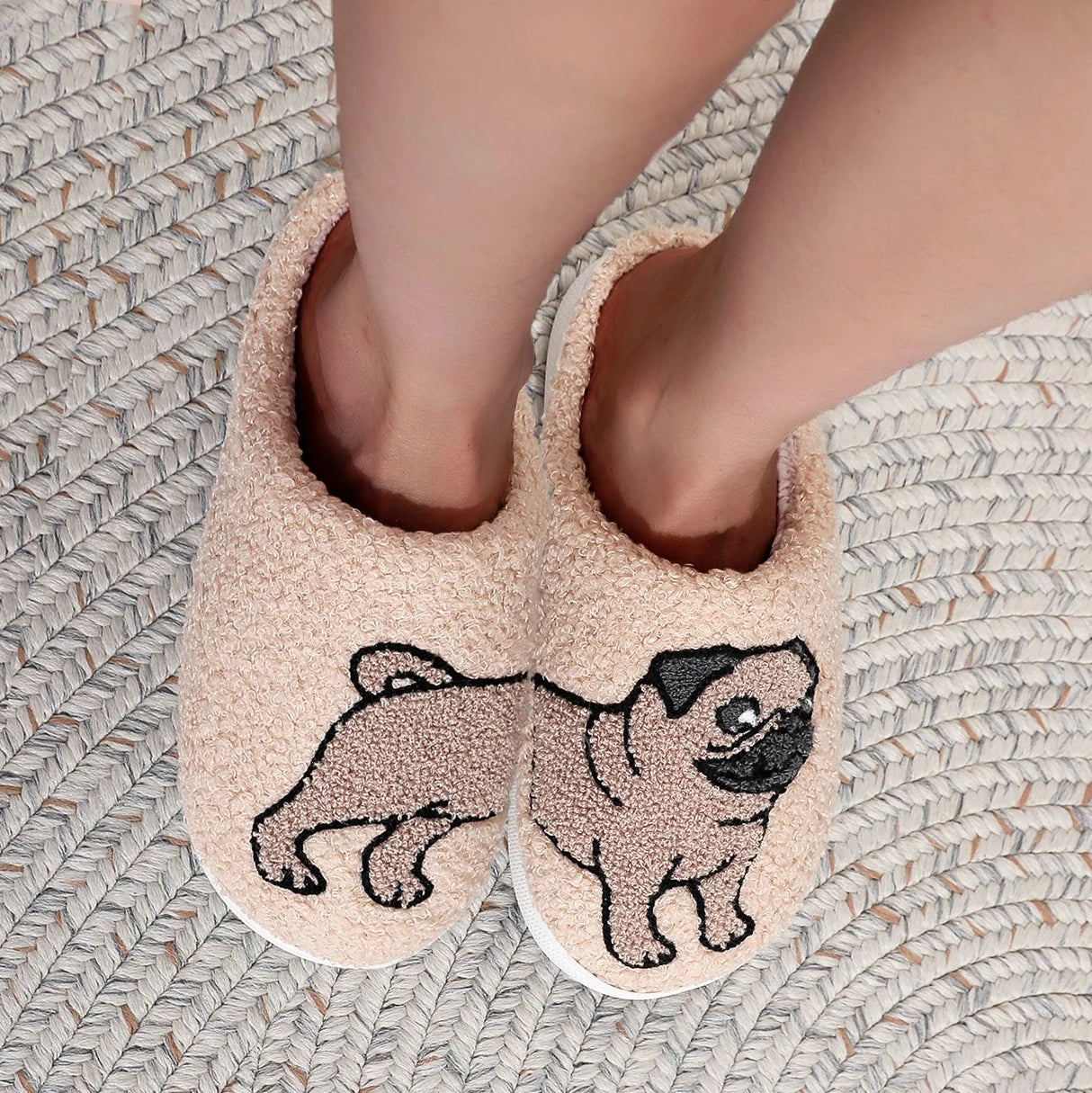 Pantufa pug dog