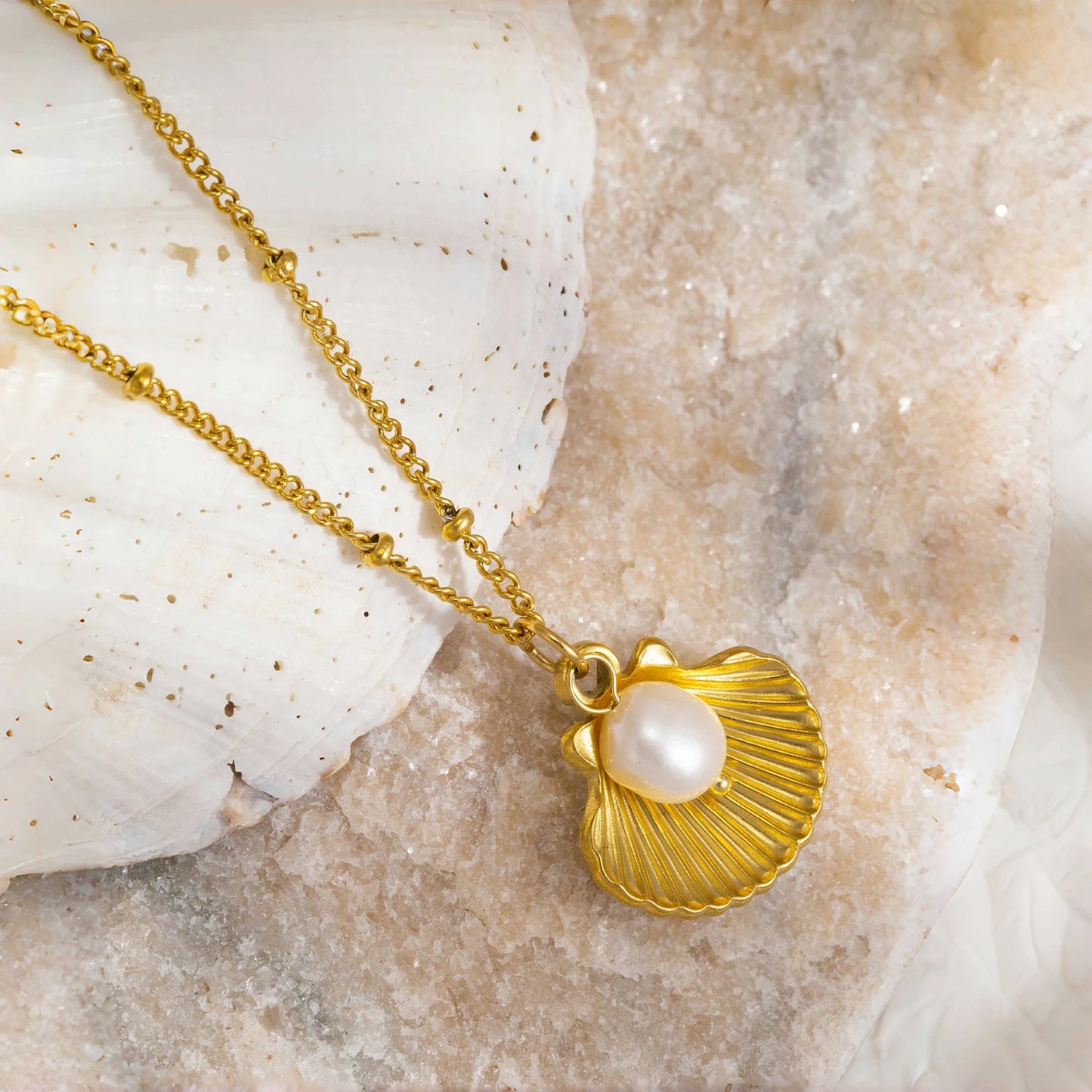 Colar Concha Perolada Banhado em Ouro 18K